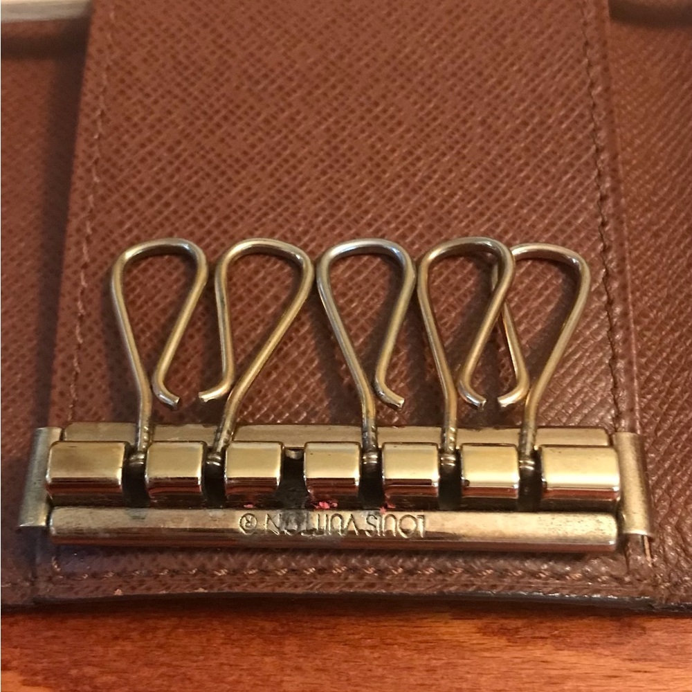 Louis Vuitton Monogram Keyholder - Picture 2 of 9
